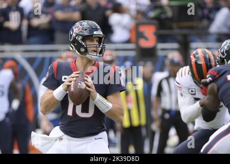 Chicago, États-Unis. 25th septembre 2022. Le quarterback des Texans de Houston Davis Mills (10) regarde un receveur ouvert lors d'un match contre les ours de Chicago au Soldier Field de Chicago, dimanche, 25 septembre 2022. Photo par Mark Black/UPI crédit: UPI/Alay Live News Banque D'Images