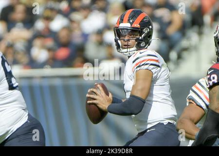 Chicago, États-Unis. 25th septembre 2022. Le quarterback des ours de Chicago Justin Fields (1) cherche un receveur ouvert lors d'un match contre les Texans de Houston au Soldier Field de Chicago, dimanche, 25 septembre 2022. Photo par Mark Black/UPI crédit: UPI/Alay Live News Banque D'Images