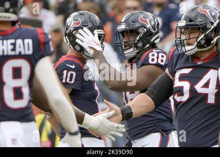 Chicago, États-Unis. 25th septembre 2022. Le quarterback des Texans de Houston Davis Mills (10) célèbre un touchdown de John Metchie III (88) contre les ours de Chicago lors d'un match au Soldier Field à Chicago dimanche, 25 septembre 2022. Photo par Mark Black/UPI crédit: UPI/Alay Live News Banque D'Images