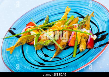 Anchois battus avec sauce et légumes Banque D'Images
