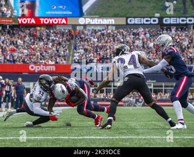 Foxborough, États-Unis. 25th septembre 2022. Les Patriots de la Nouvelle-Angleterre, Rhamondre Stevenson, est redescendu par Baltimore Ravens Marcus Williams au cours du deuxième quart d'un match au stade Gillette à Foxborough, Massachusetts, dimanche, 25 septembre 2022. Photo par Amanda Sabga/UPI crédit: UPI/Alamy Live News Banque D'Images