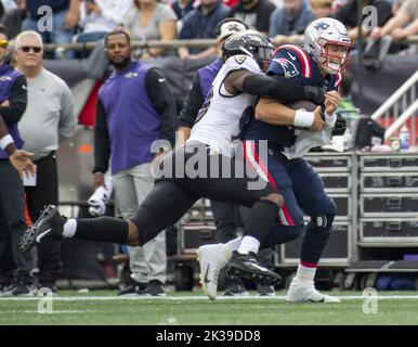 Foxborough, États-Unis. 25th septembre 2022. Le quarterback des Patriots de la Nouvelle-Angleterre Mac Jones est repris par Baltimore Ravens Odafe Oweh lors d'un match au stade Gillette à Foxborough, Massachusetts, dimanche, 25 septembre 2022. Photo par Amanda Sabga/UPI crédit: UPI/Alamy Live News Banque D'Images