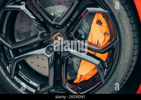 21 juillet 2022, Düsseldorf, Allemagne: La roue et le pneu d'une voiture de sport de luxe Lamborghini avec un système de freinage puissant et des disques Banque D'Images