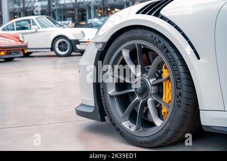 21 juillet 2022, Düsseldorf, Allemagne : la roue et le pneu d'une voiture de sport Porsche de luxe avec un système de freinage puissant et des disques. Banque D'Images