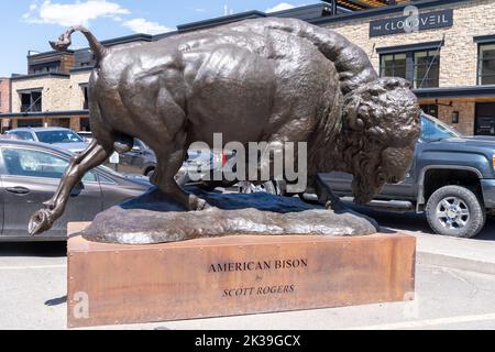 Jackson, Wyoming - 20 juillet 2022 : sculpture de Bison américaine par Scott Rogers au centre-ville de Jackson, Wyoming Banque D'Images