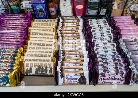 Jackson, Wyoming - 20 juillet 2022 : divers bonbons et barres de chocolat aux baies de huckleberry à vendre dans une boutique de cadeaux du centre-ville de Jackson, Wyoming Banque D'Images