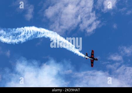 Rob Holland, pilote de son MXS-RH, effectue des acrobaties aériennes lors du salon de l'aviation Miramar de Marine corps 2022 au MCAS Miramar, San Diego, Californie, le 24 septembre 2022. Holland est présent aux salons aériens depuis plus de 18 ans. Le thème du MCAS Miramar Air Show 2022, « les Marines combattent, évoluent et gagneront », reflète les efforts de modernisation en cours du corps des Marines pour se préparer à de futurs conflits. (É.-U. Photo du corps marin par lance Cpl. Isaac Velasco) Banque D'Images