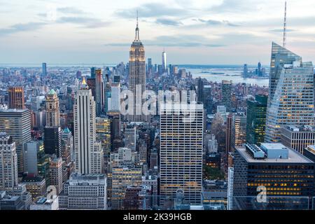 New york, Etats-Unis - 17 mai 2019 : vue panoramique sur la ville de New York et les gratte-ciels au coucher du soleil Banque D'Images