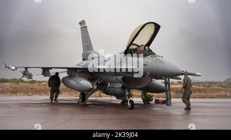 Un faucon F-16 arrive à Pueblo pendant l'opération Thundercat à la base de la Force spatiale Buckley, Aurora, Colorado, le 22 septembre 2022. L'opération Thundercat est un exercice de quatre jours qui fournit un environnement simulé qui permet aux aviateurs de pratiquer des capacités de combat de guerre du monde réel. (É.-U. Photo de la Garde nationale aérienne par le principal Airman Mira Roman) Banque D'Images