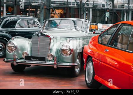 21 juillet 2022, Düsseldorf, Allemagne: Mercedes-Benz voitures d'époque et autres expositions dans le musée des voitures rétro et modernes avec la possibilité d'acheter Banque D'Images