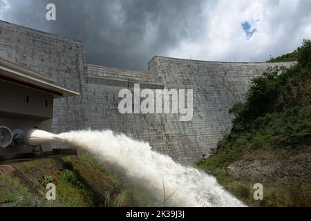 Une vue sur le barrage de Portugues, Porto Rico; selon le National Hurricane Center, l'île a été inondée par de grandes quantités de précipitations, n'importe où de 12 à 30 pouces de pluie. Le corps d'ingénieurs de l'armée des États-Unis a conçu et construit les barrages portugais et Cerrillos. Ils sont essentiels à l'atténuation des inondations dans la région. Les deux barrages ont pu contenir environ 16 000 acres-pieds d'eau combinés pendant l'ouragan Fiona, qui est l'équivalent de remplir Plaza Del Caribe Mall presque 16 fois. Ce volume d'eau aurait inondé presque toute la zone urbaine en aval de Banque D'Images