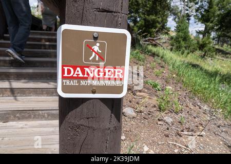 Panneau d'avertissement - danger, le sentier n'est pas entretenu. Pris dans le parc national de Yellowstone Banque D'Images