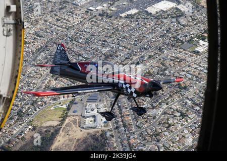 Rob Holland, pilote de son MXS-RH, à côté des Golden Knights, effectue des acrobaties aérobies lors du salon de l'air Miramar de Marine corps 2022 au MCAS Miramar, San Diego, Californie, le 24 septembre 2022. Holland est présent aux salons aériens depuis plus de 18 ans. Le thème du MCAS Miramar Air Show 2022, « les Marines combattent, évoluent et gagneront », reflète les efforts de modernisation en cours du corps des Marines pour se préparer à de futurs conflits. (É.-U. Photo du corps marin par PFC. Arthur Shores) Banque D'Images