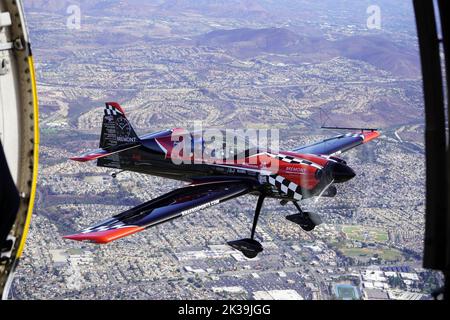 Rob Holland, pilote de son MXS-RH, à côté des Golden Knights, effectue des acrobaties aérobies lors du salon de l'air Miramar de Marine corps 2022 au MCAS Miramar, San Diego, Californie, le 24 septembre 2022. Holland est présent aux salons aériens depuis plus de 18 ans. Le thème du MCAS Miramar Air Show 2022, « les Marines combattent, évoluent et gagneront », reflète les efforts de modernisation en cours du corps des Marines pour se préparer à de futurs conflits. (É.-U. Photo du corps marin par PFC. Arthur Shores) Banque D'Images