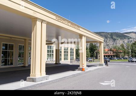 Wyoming, États-Unis - 18 juillet 2022 : à l'extérieur de l'hôtel historique de Mammoth Hot Springs dans le parc national de Yellowstone Banque D'Images