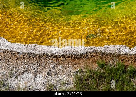 La célèbre piscine colorée de la gloire du matin source chaude dans le parc national de Yellowstone, États-Unis Banque D'Images