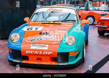 21 juillet 2022, Dusseldorf, Allemagne: Voiture de course vainqueur de la compétition dans une décoration colorée exposée au musée Banque D'Images