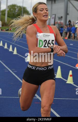 Manchester, Royaume-Uni. Dimanche, 25th septembre 2022. Sinead Bent, Salford Harriers Une équipe (Ruth Jones, Helen Smith, Anna Bracegirdle, Sinead Bent) remporte 2022 championnats de scène de femmes de Northern Athletics Autumn Road Relay 4. Stade régional de Manchester, Sportcity. © Yoko Shelley crédit: Yoko Shelley/Alay Live News Banque D'Images