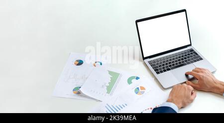 Image maquette d'écran d'ordinateur avec fond blanc vierge pour le texte publicitaire ou la présentation, debout sur un bureau, les mains masculines utilisent un ordinateur portable, taper sur le clavier, rechercher des informations sur Internet Banque D'Images