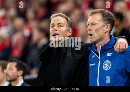 Copenhague, Danemark. 25th septembre 2022. L'entraîneur-chef Kasper Hjulmand du Danemark, vu lors de l'hymne national avant le match de la Ligue des Nations de l'UEFA entre le Danemark et la France à Parken à Copenhague. (Crédit photo : Gonzales photo/Alamy Live News Banque D'Images