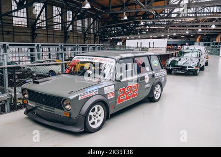 21 juillet 2022, Dusseldorf, Allemagne: Voiture russe Avtovaz Racing vainqueur de la compétition dans une décoration colorée exposée au musée Banque D'Images