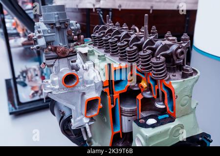 Le moteur à combustion interne de la voiture dans la section. Cylindres et pistons et bougies d'allumage. Formation en mécanique et leçons de conduite à l'école Banque D'Images