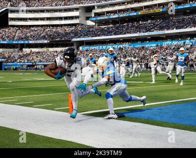 Inglewood, Californie, États-Unis. 25th septembre 2022. Christian Kirk (13), grand receveur de Jacksonville Jaguars, se met à l'aise lors d'une rencontre avec les Chargers de Los Angeles, tandis que Bryce Callahan (23) tente de se défendre pendant le match de football de la NFL entre les Chargers de Los Angeles et les Jacksonville Jaguars au stade SOFI d'Inglewood, en Californie. Crédit photo obligatoire : Charles Baus/CSM/Alay Live News Banque D'Images