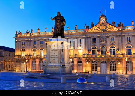 Statue de Stanislaus I, roi de Pologne et grand-duc de Lituanie devant l'hôtel de ville de la place Stanislas à Nancy (Meurthe-et-Moselle), France Banque D'Images