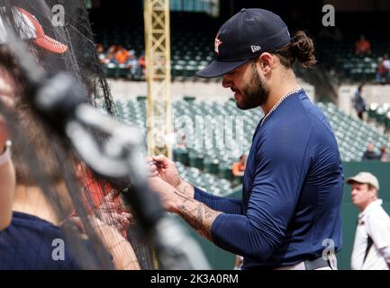 Baltimore, États-Unis. 25th septembre 2022. BALTIMORE, MD - SEPTEMBRE 25: Houston Astros commençant le pichet lance McCullers Jr. (43) signe avant un jeu de MLB entre les Orioles de Baltimore et les Astros de Houston, sur 25 septembre 2022, à Orioles Park à Camden yards, à Baltimore, Maryland. (Photo de Tony Quinn/SipaUSA) crédit: SIPA USA/Alay Live News Banque D'Images