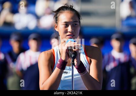 Tokyo, Japon. 25th septembre 2022. Qinwen Zheng (CHN), 25 septembre 2022 - tennis : cérémonie de victoire des célibataires au Colisée Ariake pendant LE TENNIS OUVERT TORAY PAN PACIFIC 2022 à Tokyo, Japon. Credit: SportsPressJP/AFLO/Alay Live News Banque D'Images