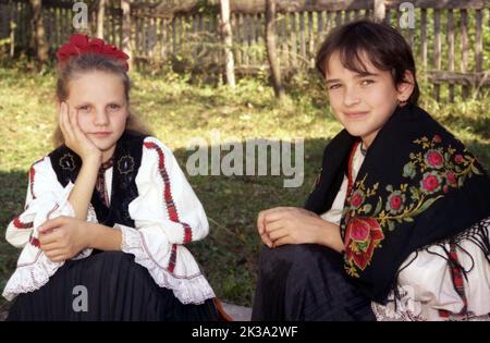 Poșaga, Comté d'Alba, Roumanie, environ 1999. Jeunes filles portant des vêtements traditionnels authentiques. Banque D'Images