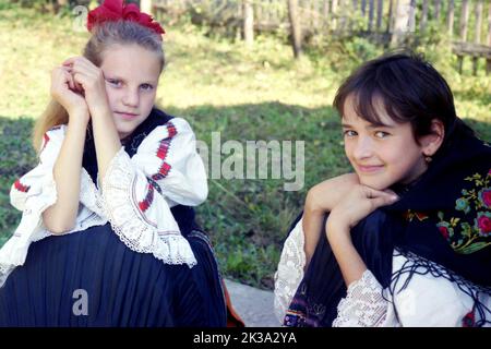 Poșaga, Comté d'Alba, Roumanie, environ 1999. Jeunes filles portant des vêtements traditionnels authentiques. Banque D'Images