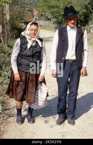 Poșaga, Comté d'Alba, Roumanie, environ 1999. Couple de personnes âgées sur la voie du village. Banque D'Images