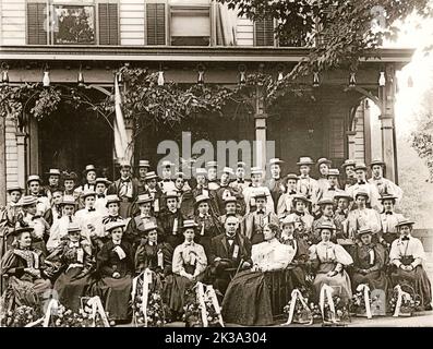 William et Ida McKinley (à la gauche de son mari) posent avec des membres de la « délégation des fleurs » de Oil City, en Pennsylvanie, avant la maison de McKinley. Bien que les femmes ne puissent pas voter dans la plupart des États, elles pourraient influencer les parents masculins et ont été encouragées à visiter Canton. Banque D'Images