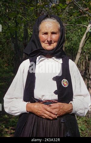 Poșaga, Comté d'Alba, Roumanie, environ 1999. Femme âgée vêtue de vêtements traditionnels noirs et blancs. Banque D'Images