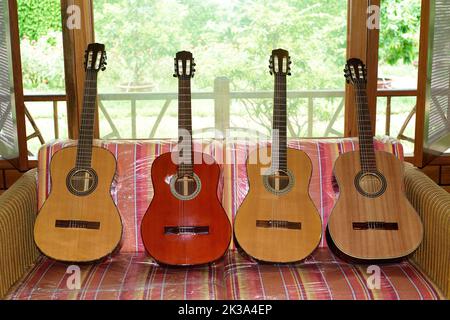 De nombreuses guitares en bois finies en atelier Banque D'Images