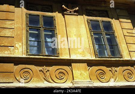 Roșia Montana, Comté d'Alba, Roumanie, env. 1999. Façade d'un vieux bâtiment joliment décoré. Banque D'Images