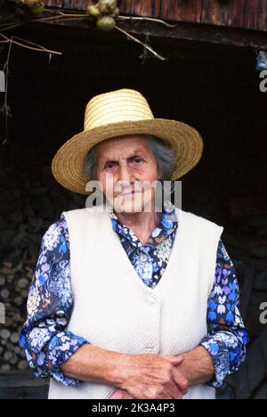 Portrait d'une femme âgée à Poșaga, comté d'Alba, Roumanie, environ 1999. Banque D'Images