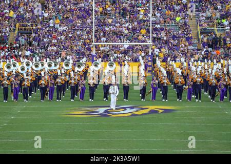 Bâton Rouge, LA, États-Unis. 24th septembre 2022. Le groupe d'or de LSU de Tigerland se met sur le terrain pour sa routine avant le match de football de la NCAA entre les Lobos du Nouveau-Mexique et les Tigres de LSU au stade Tiger à Baton Rouge, LA. Jonathan Mailhes/CSM/Alamy Live News Banque D'Images