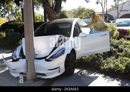 Westlake Village, Californie, États-Unis. 10th novembre 2020. Un pompier regarde à l'intérieur d'un véhicule électrique Tesla Inc. Modèle 3 alors qu'il repose contre un poteau après un accident dans un seul véhicule impliqué dans un accident pour des raisons non confirmées à Westlake Village, Californie, le mardi 10 novembre 2020. (Image de crédit : © Patrick Fallon/ZUMA Press Wire) Banque D'Images