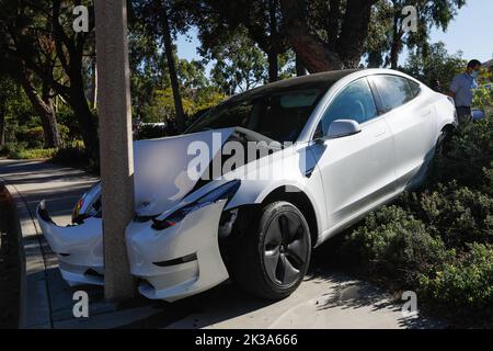 Westlake Village, Californie, États-Unis. 10th novembre 2020. Un véhicule électrique Tesla Inc. Modèle 3 repose contre un poteau après un accident dans un seul véhicule impliqué collision pour des raisons non confirmées à Westlake Village, Californie, le mardi 10 novembre 2020. (Image de crédit : © Patrick Fallon/ZUMA Press Wire) Banque D'Images