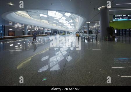 HANGZHOU, CHINE - le 26 SEPTEMBRE 2022 - les passagers se promèneront devant le centre de trafic de l'aéroport international de Xiaoshan à Hangzhou, dans la province de Zhejiang, en Chine Banque D'Images