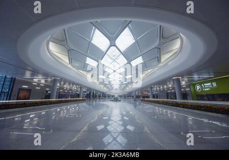 HANGZHOU, CHINE - le 26 SEPTEMBRE 2022 - les passagers se promèneront devant le centre de trafic de l'aéroport international de Xiaoshan à Hangzhou, dans la province de Zhejiang, en Chine Banque D'Images