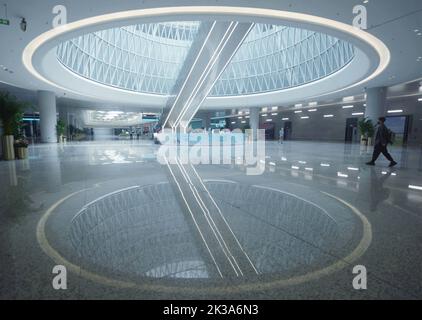 HANGZHOU, CHINE - le 26 SEPTEMBRE 2022 - les passagers se promèneront devant le centre de trafic de l'aéroport international de Xiaoshan à Hangzhou, dans la province de Zhejiang, en Chine Banque D'Images