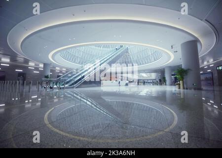 HANGZHOU, CHINE - le 26 SEPTEMBRE 2022 - les passagers se promèneront devant le centre de trafic de l'aéroport international de Xiaoshan à Hangzhou, dans la province de Zhejiang, en Chine Banque D'Images