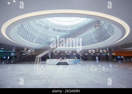 HANGZHOU, CHINE - le 26 SEPTEMBRE 2022 - les passagers se promèneront devant le centre de trafic de l'aéroport international de Xiaoshan à Hangzhou, dans la province de Zhejiang, en Chine Banque D'Images