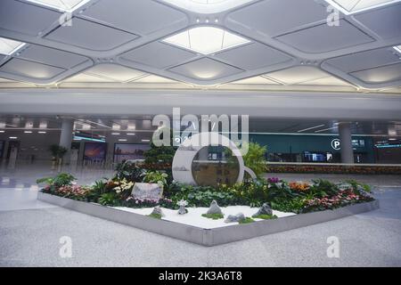 HANGZHOU, CHINE - le 26 SEPTEMBRE 2022 - les passagers se promèneront devant le centre de trafic de l'aéroport international de Xiaoshan à Hangzhou, dans la province de Zhejiang, en Chine Banque D'Images