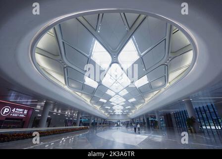 HANGZHOU, CHINE - le 26 SEPTEMBRE 2022 - les passagers se promèneront devant le centre de trafic de l'aéroport international de Xiaoshan à Hangzhou, dans la province de Zhejiang, en Chine Banque D'Images