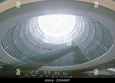 HANGZHOU, CHINE - le 26 SEPTEMBRE 2022 - les passagers se promèneront devant le centre de trafic de l'aéroport international de Xiaoshan à Hangzhou, dans la province de Zhejiang, en Chine Banque D'Images