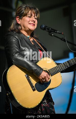 Tish Hinojosa, chanteur et compositeur mexicain-américain, se produit au Highland Center for the Arts, Greensboro, Vermont, États-Unis, le 24 septembre. 2022. Banque D'Images